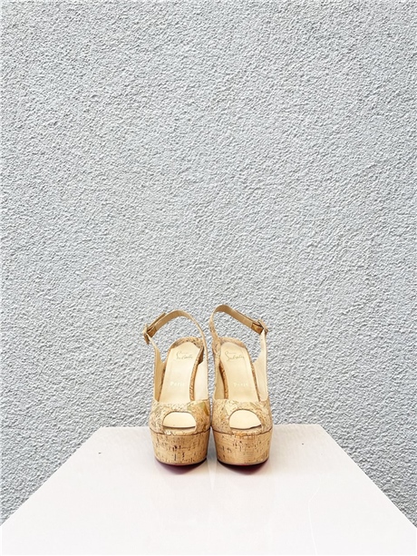 Altın Süslemeli Dolgu Topuklu Sandalet