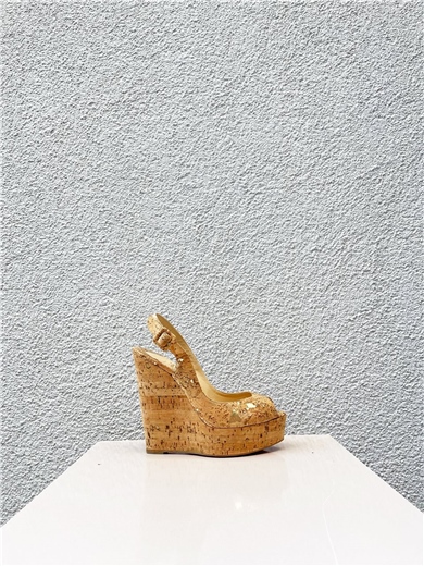 Altın Süslemeli Dolgu Topuklu Sandalet