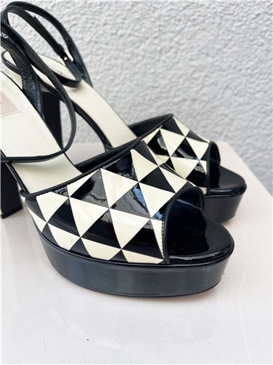 Geometrik Desenli Rugan Deri Topuklu Ayakkabı
