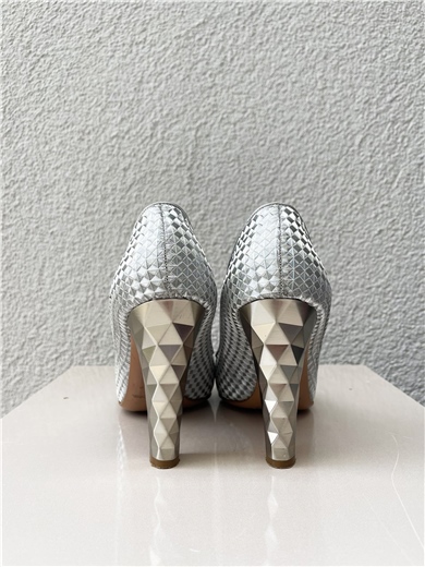 Geometrik Form Görünümlü Deri Topuklu Ayakkabı